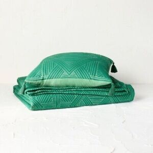 NWT OPALHOUSE BED THROW AND PILLOW SET